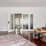 Maybach 4-zimmer - Groß, Hochwertig, Nah Düsseldorf Messe *