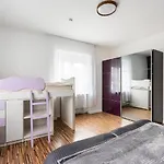 Maybach - Modern & Spacious, Near Duesseldorf Messe, Free Private Parking * Krefeld
