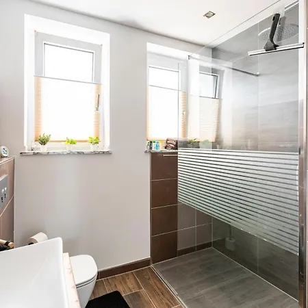 Maybach - Modern & Spacious, Near Duesseldorf Messe, Free Private Parking Appartement