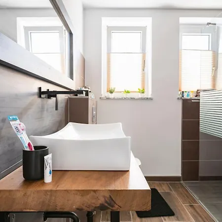 Maybach - Modern & Spacious, Near Duesseldorf Messe, Free Private Parking