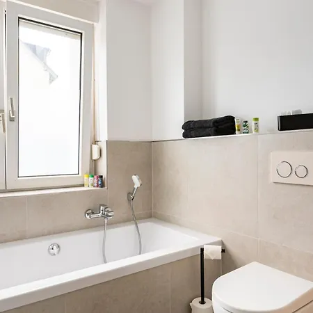 Maybach - Modern & Spacious, Near Duesseldorf Messe, Free Private Parking Appartement *