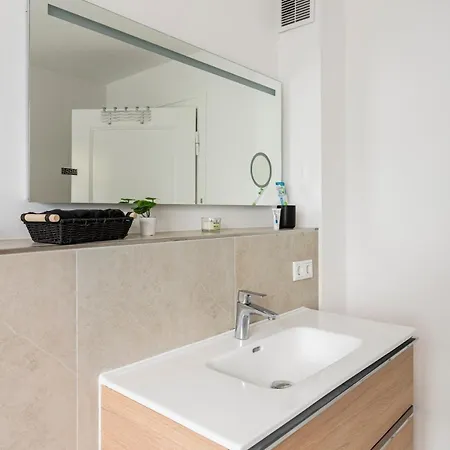 Maybach - Modern & Spacious, Near Duesseldorf Messe, Free Private Parking Apartmán Krefeld