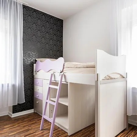 Maybach - Modern & Spacious, Near Duesseldorf Messe, Free Private Parking Krefeld