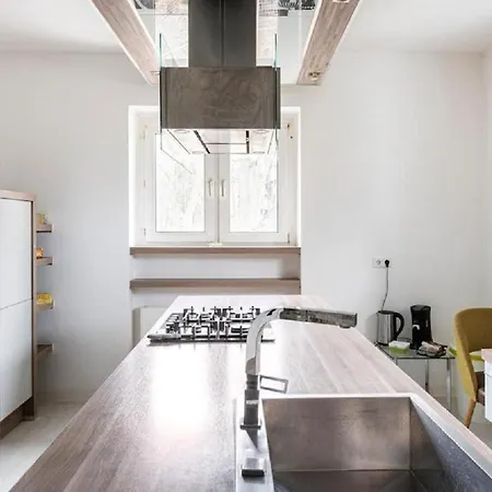 Maybach - Modern & Spacious, Near Duesseldorf Messe, Free Private Parking