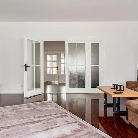 Maybach - Modern & Spacious, Near Duesseldorf Messe, Free Private Parking *