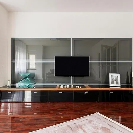 Maybach - Modern & Spacious, Near Duesseldorf Messe, Free Private Parking * Krefeld