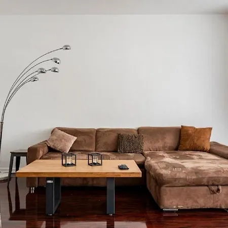 Maybach - Modern & Spacious, Near Duesseldorf Messe, Free Private Parking