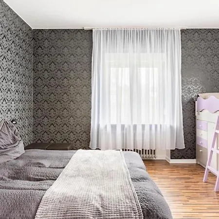 Maybach - Modern & Spacious, Near Duesseldorf Messe, Free Private Parking Krefeld