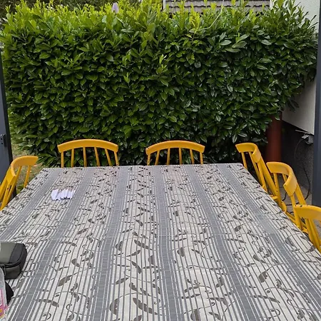 Maybach - Modern & Spacious, Near Duesseldorf Messe, Free Private Parking * Krefeld