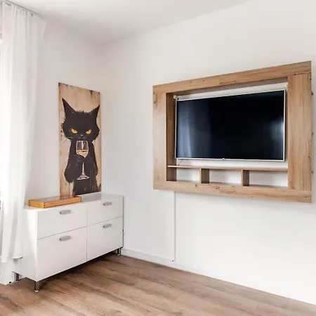 Maybach - Modern & Spacious, Near Duesseldorf Messe, Free Private Parking