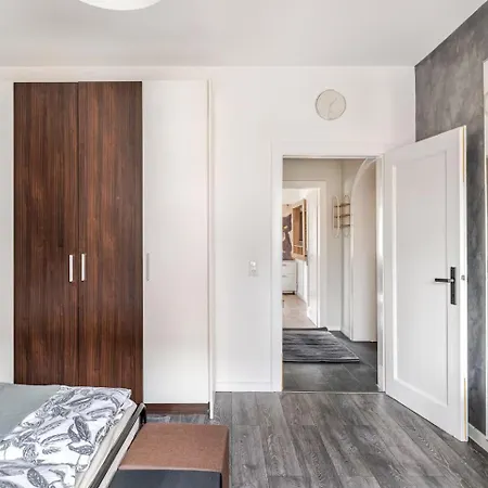 Maybach - Modern & Spacious, Near Duesseldorf Messe, Free Private Parking