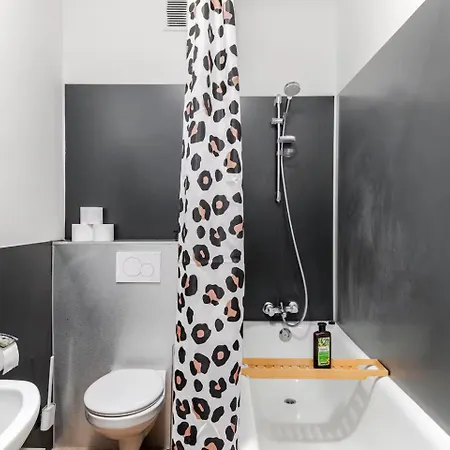 Maybach - Modern & Spacious, Near Duesseldorf Messe, Free Private Parking Krefeld