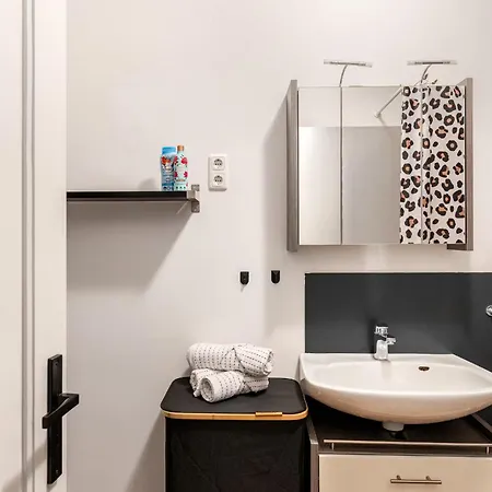 Appartement Maybach - Modern & Spacious, Near Duesseldorf Messe, Free Private Parking