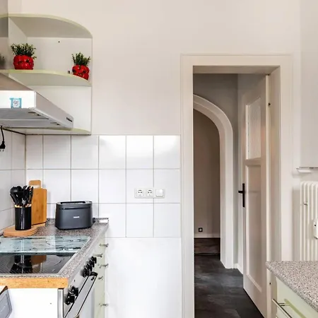 Maybach - Modern & Spacious, Near Duesseldorf Messe, Free Private Parking *