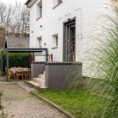 Maybach - Modern & Spacious, Near Duesseldorf Messe, Free Private Parking Krefeld