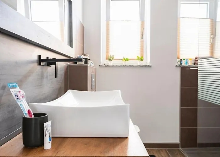 Maybach - Modern & Spacious, Near Duesseldorf Messe, Free Private Parking