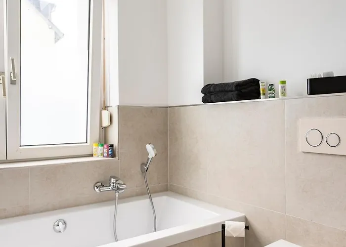 Maybach - Modern & Spacious, Near Duesseldorf Messe, Free Private Parking Daire *