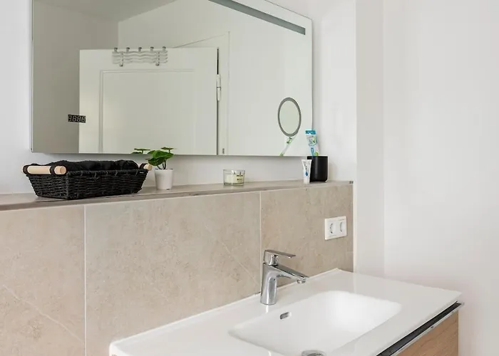 Maybach - Modern & Spacious, Near Duesseldorf Messe, Free Private Parking Daire Krefeld