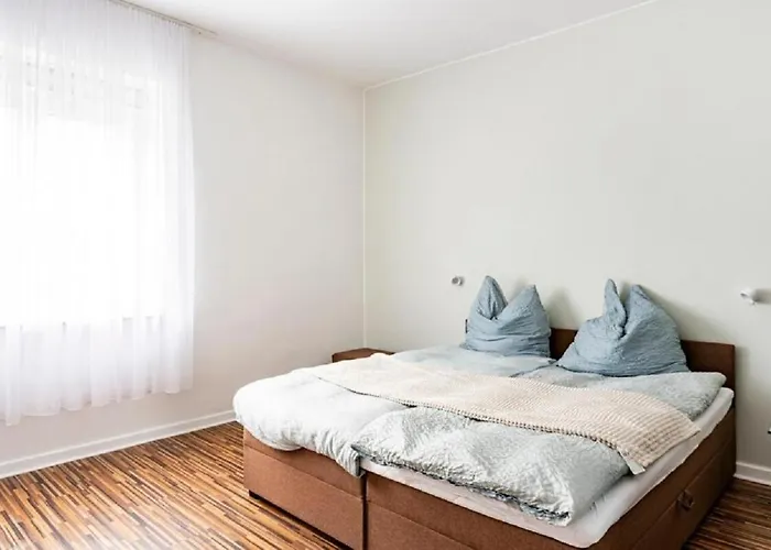 Maybach - Modern & Spacious, Near Duesseldorf Messe, Free Private Parking Daire *