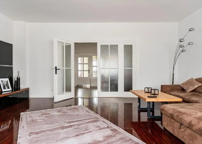 Maybach - Modern & Spacious, Near Duesseldorf Messe, Free Private Parking *