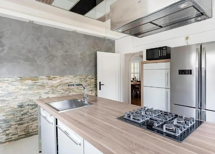 Maybach - Modern & Spacious, Near Duesseldorf Messe, Free Private Parking *