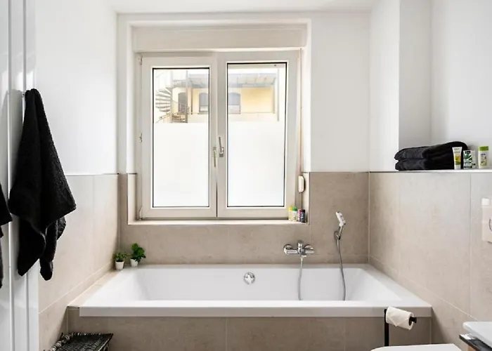 Daire Maybach - Modern & Spacious, Near Duesseldorf Messe, Free Private Parking *