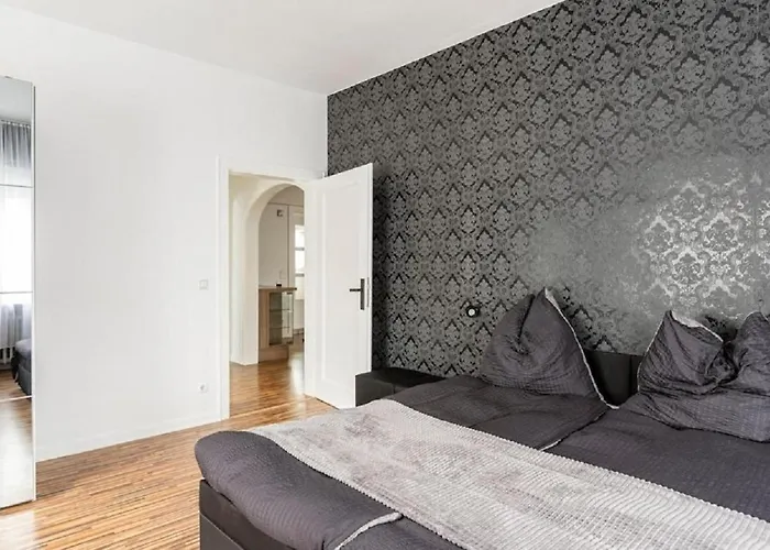 Maybach - Modern & Spacious, Near Duesseldorf Messe, Free Private Parking Daire