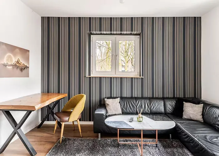 Maybach - Modern & Spacious, Near Duesseldorf Messe, Free Private Parking Daire *