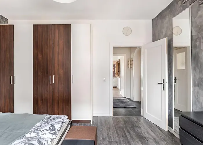 Maybach - Modern & Spacious, Near Duesseldorf Messe, Free Private Parking