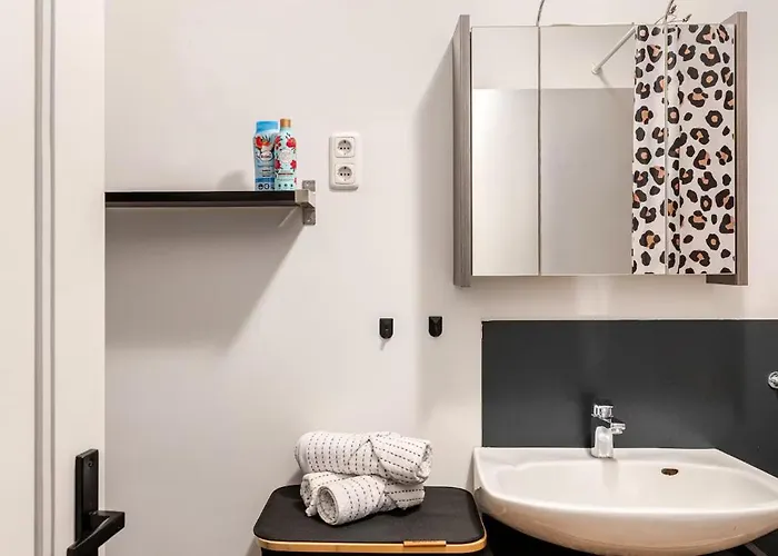 Daire Maybach - Modern & Spacious, Near Duesseldorf Messe, Free Private Parking